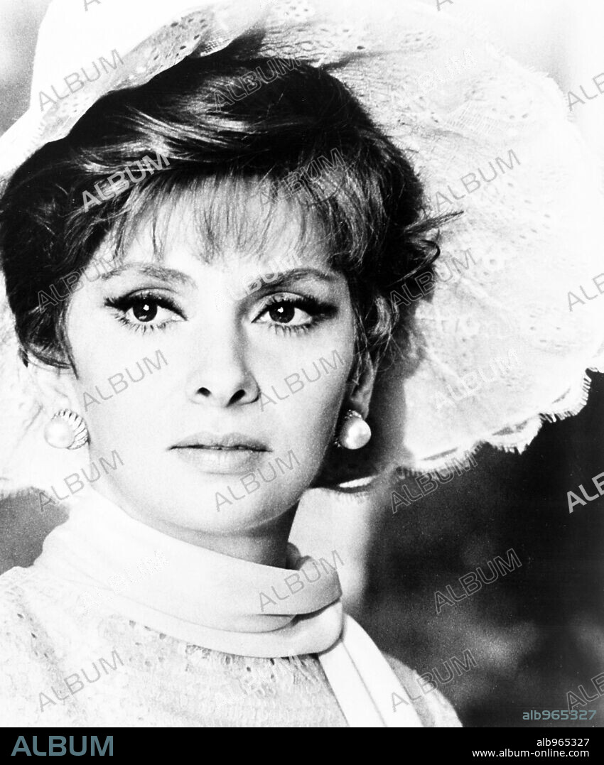 GINA LOLLOBRIGIDA in THAT SPLENDID NOVEMBER, 1969 (UN BELLISSIMO NOVEMBRE), directed by MAURO BOLOGNINI. Copyright ADELPHIE COMPAGNIE CINEMATOGRAFICA.