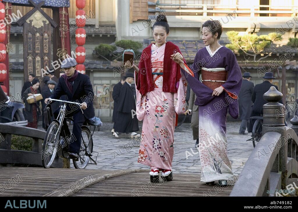 MICHELLE YEOH y ZIYI ZHANG en MEMORIAS DE UNA GEISHA, 2005 (MEMOIRS OF A GEISHA), dirigida por ROB MARSHALL. Copyright COLUMBIA PICTURES / JAMES, DAVID.
