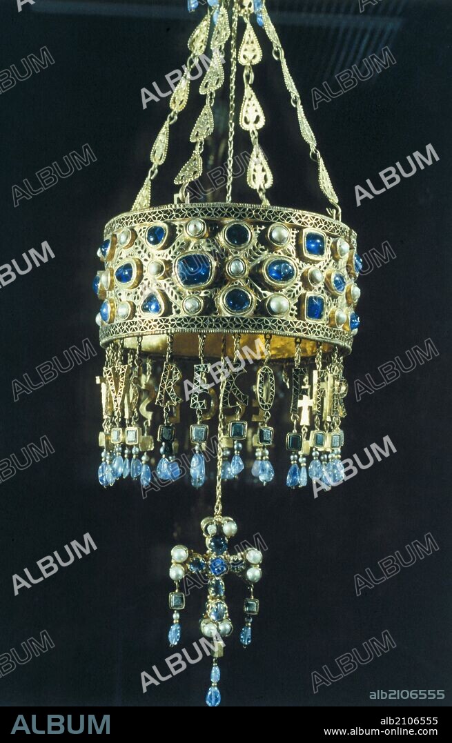 CORONA DE RECESVINTO PROCEDENTE DEL TESORO DE GUARRAZAR. VISIGODO JOYERIA. (DEPOSITO: MUSEO ARQUEOLOGICO NACIONAL).