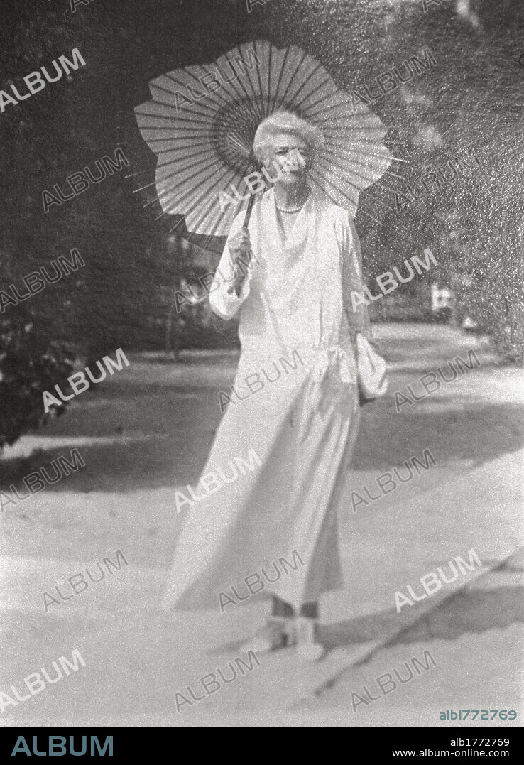 Family's photos belonged to Susanna Agnelli. An old photo belonged to Susanna Agnelli that portray her maternal grandmother, Jane Allen Campbell, dresses of white with a sun umbrella; the photo is kept by Susanna Agnelli on her own residence on the Argentario, in the village in which she becomes mayor. Monte Argentario (Grosseto), February 1975.