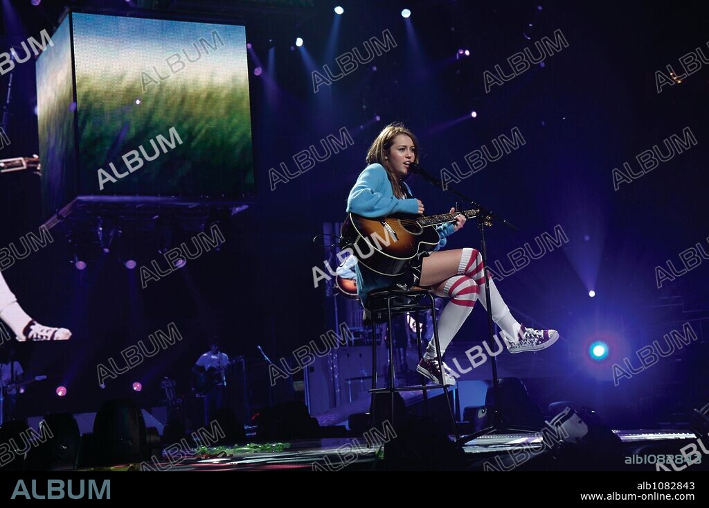 MILEY CYRUS in HANNAH MONTANA & MILEY CYRUS: BEST OF BOTH WORLDS CONCERT TOUR, 2008, directed by BRUCE HENDRICKS. Copyright PACE/WALT DISNEY PICTURES.