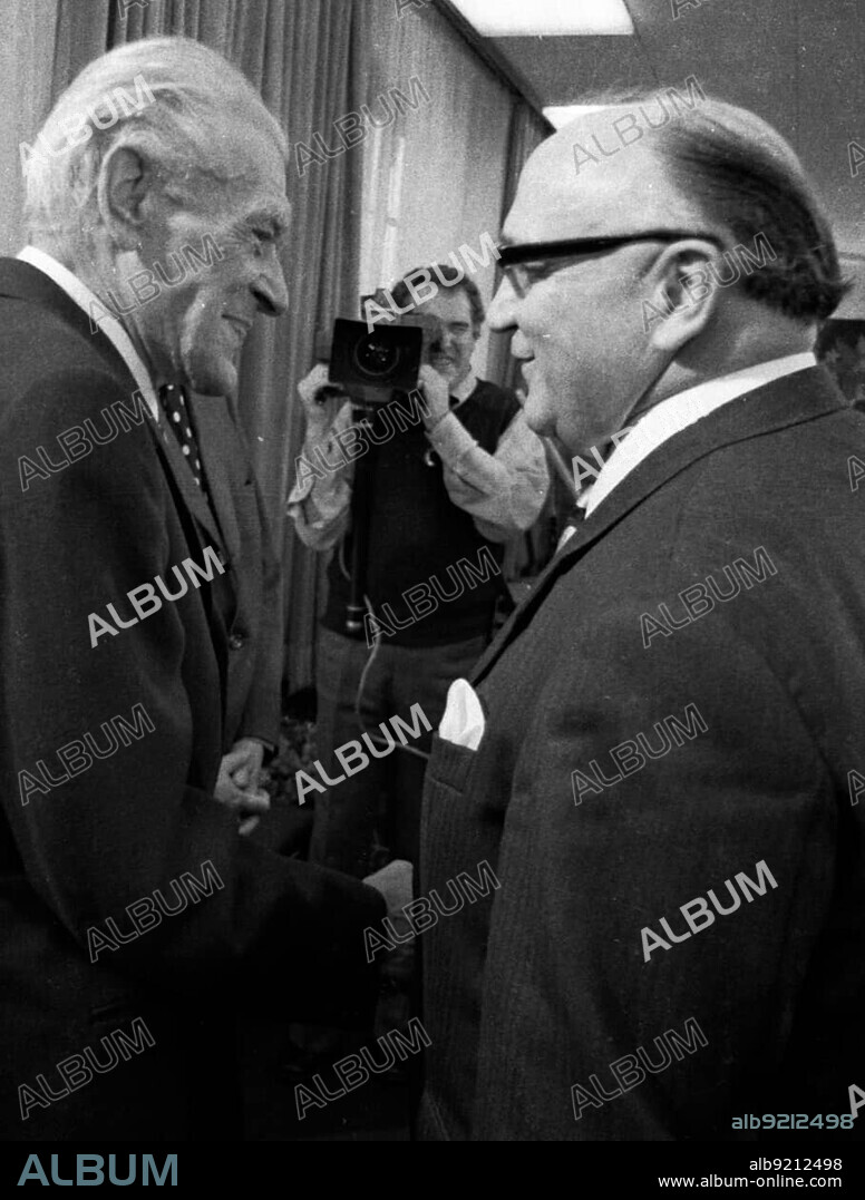 The senior member of the Communist Party of Germany (KPD/ DKP) Max Reimann celebrated his 75th birthday in Düsseldorf on 31 October 1973. As a member of the Parliamentary Council, he was involved in the drafting of the Basic Law, which he refused to approve. Max Reimann on the left with Arno Behrisch (DFU) formerly SPD, Germany, Europe.