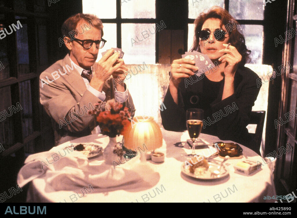 ANJELICA HUSTON y WOODY ALLEN en MISTERIOSO ASESINATO EN MANHATTAN, 1993 (MANHATTAN MURDER MYSTER), dirigida por WOODY ALLEN. Copyright TRI STAR PICTURES / HAMILL, BRIAN.