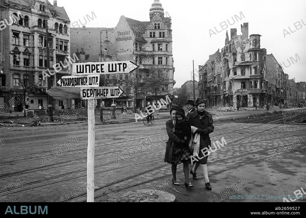 Berlin-Charlottenburg, Richard-Wagner-Platz.-Berliner Strasse (after 1957 Otto-Suhr-Allee) with Richard-Wagner-Platz at the end of the war; in the foreground a signpost of the Soviet military regime in Cyrillic writing.-Photo, May 1946 (Georgi Petrussow).