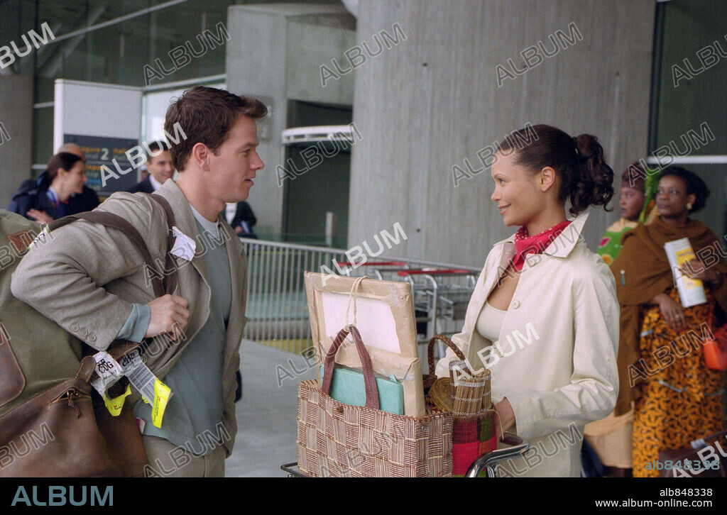 MARK WAHLBERG and THANDIWE NEWTON in THE TRUTH ABOUT CHARLIE, 2002, directed by JONATHAN DEMME. Copyright UNIVERSAL STUDIOS / REGAN, KEN.