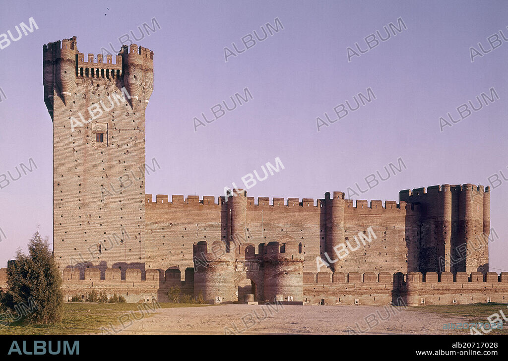 EXTERIOR DEL CASTILLO DE LA MOTA CONSTRUIDO EN EL SIGLO XV - RESIDENCIA DE LOS REYES CATOLICOS- ANTIGUA PRISION DE ESTADO - FOTO AÑOS 60.