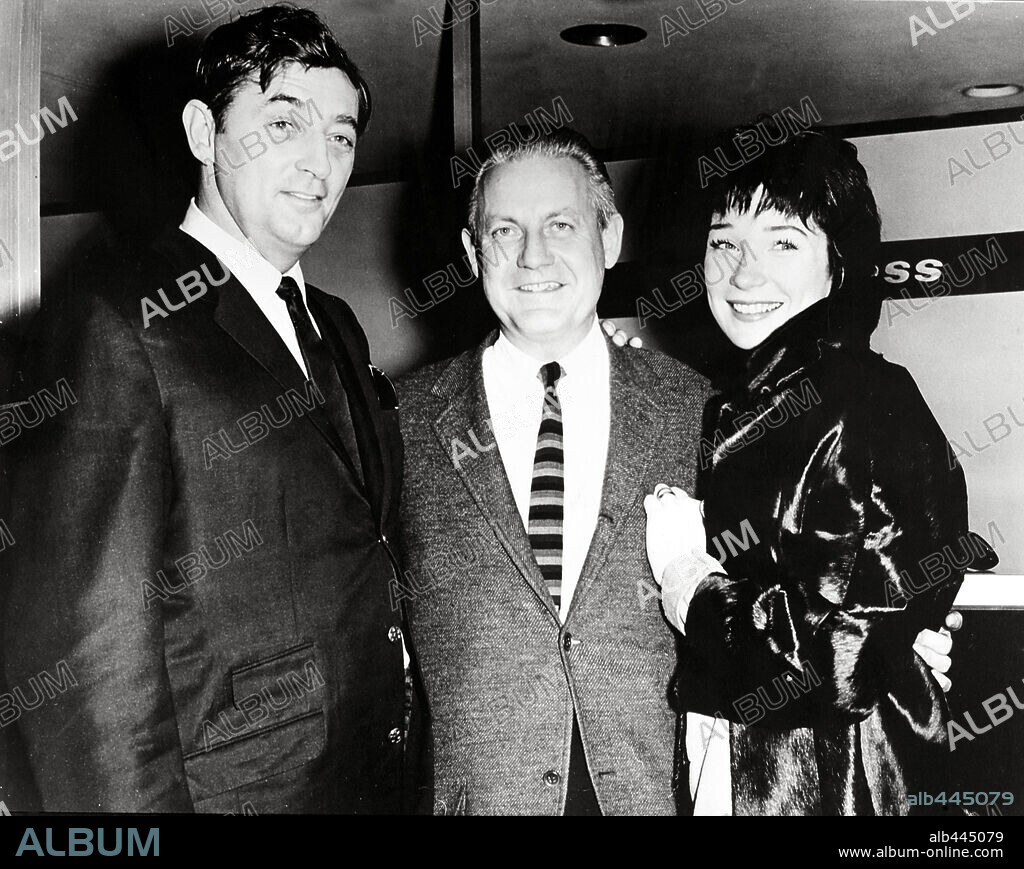 ROBERT MITCHUM, ROBERT WISE und SHIRLEY MACLAINE in TWO FOR THE SEESAW, 1962, unter der Regie von ROBERT WISE. Copyright UNITED ARTISTS.