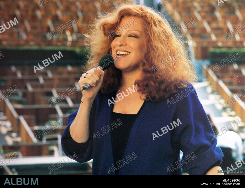 BETTE MIDLER in BEACHES, 1988, directed by GARRY MARSHALL. Copyright TOUCHSTONE PICTURES.