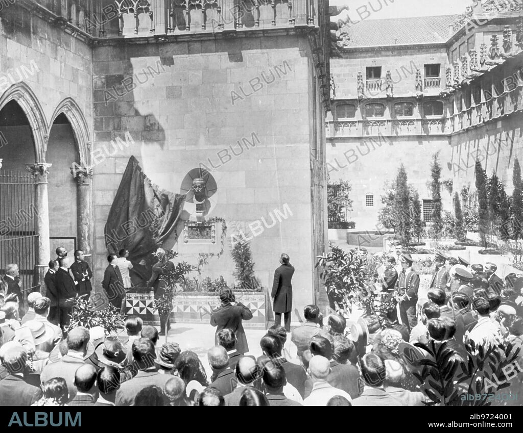 Agosto 1918. Homenaje A Prat de la Riva en Barcelona. Inauguración del busto colocado en el patio de los Naranjos, de la diputación Provincial, en el primer aniversario del fallecimiento del primer presidente de la mancomunidad Catalana - fecha Aproximada.