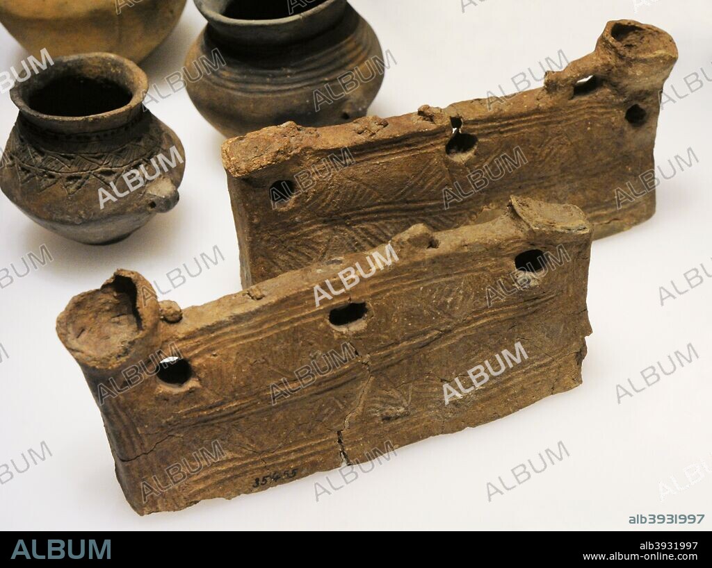 Morillos y pesas de telar. Arcilla. Bronce Final. 900-700 a. C. Procedentes de Roquizal del Rullo (Fabara, provincia de Zaragoza). Museo Arqueológico Nacional. Madrid. España.