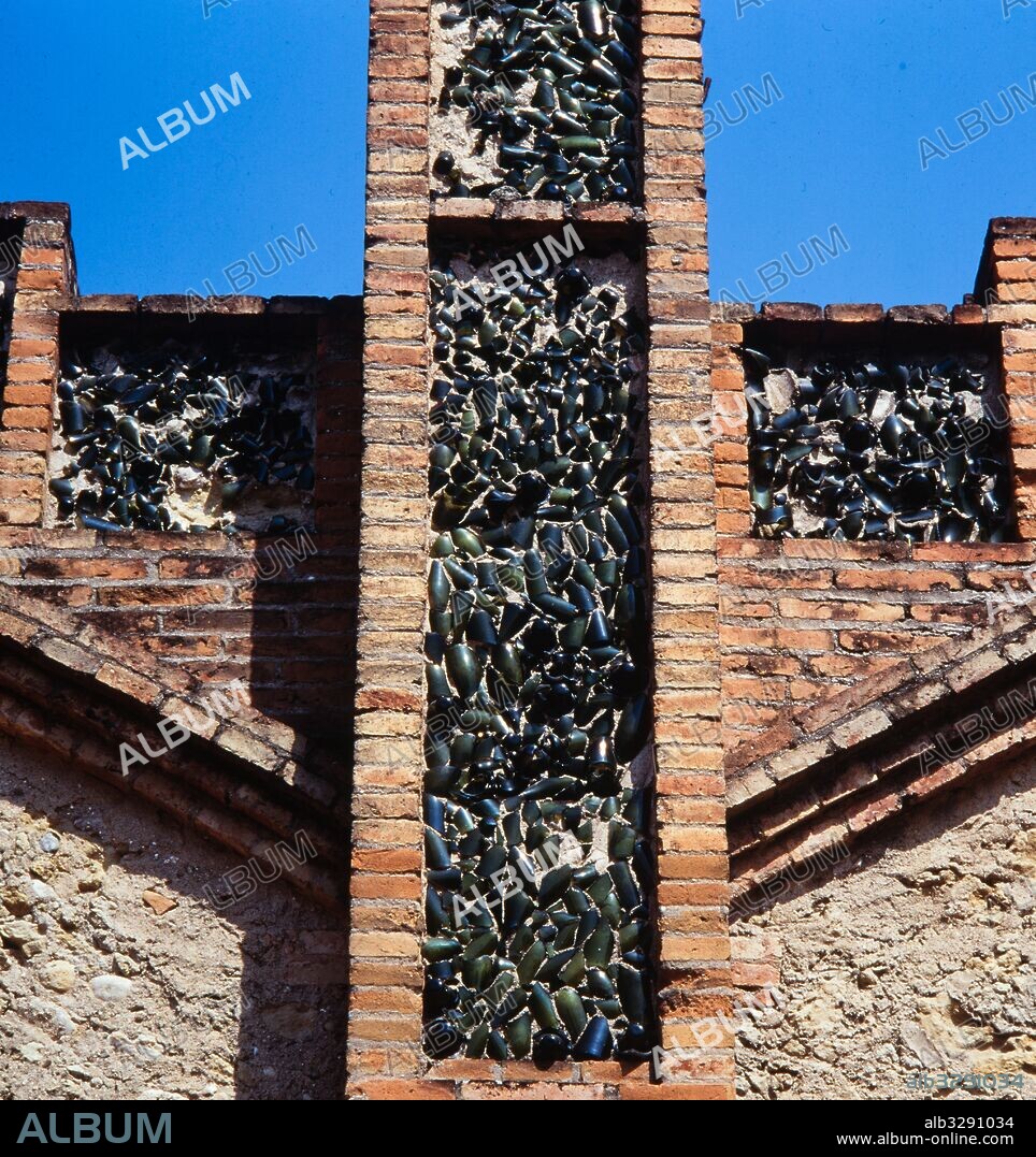 Josep Puig i Cadafalch / Decoración vidrea de la fachada de Cavas Codorniu, 1902-1915, San Sadurní de Noya, Barcelona, Cataluña, España.