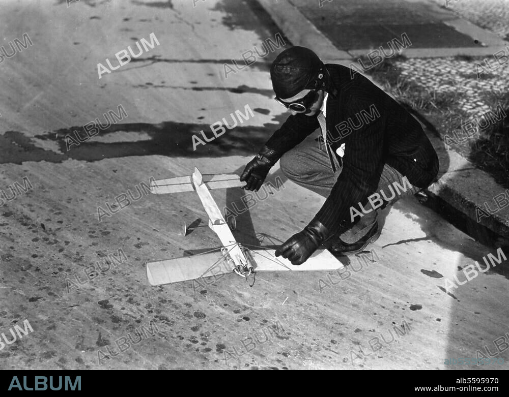 Verkehr / Luftfahrt / Modellflugzeug. Modellflugzeug mit Raketenantrieb: Der Erfinder beim Zünden des Triebwerks mit einer Zigarette. Foto, Berlin, um 1925.