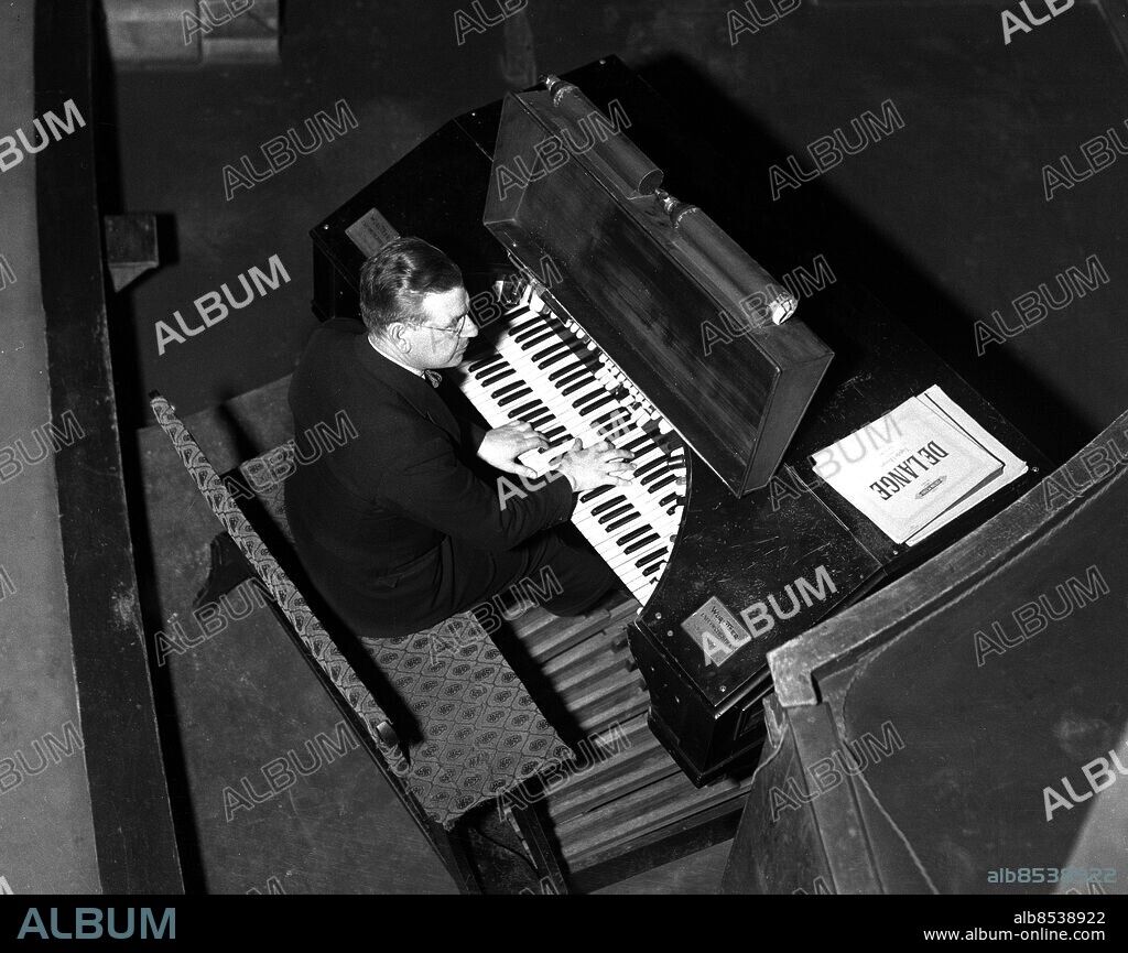 ARKIV 1931 . Okänd pianist spelar på den sk Skandiaorgeln, en Wurlitzer som klingade på Skandia-biografen i Stockholm mellan 1926 och 1952.. Organ player at the cinema Skandia in Stockholm.. Foto: TT / Kod 1900.