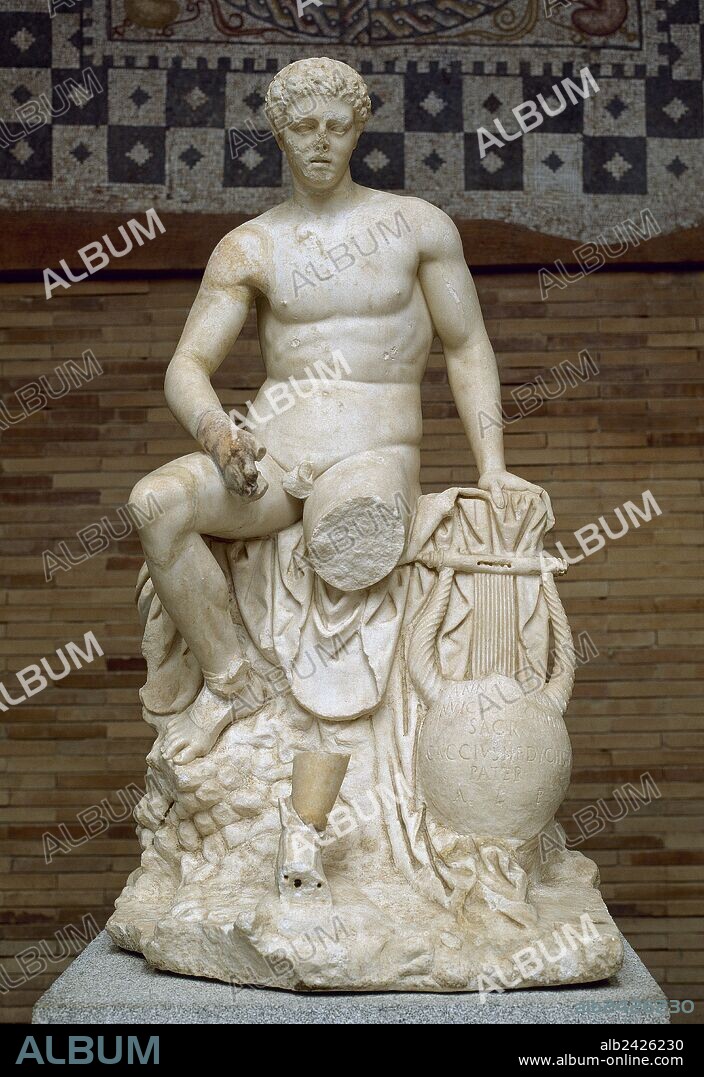 MERCURIO ("HERMES" griego). Escultura de MERCURIO DESCANSANDO SOBRE UNA ROCA, con su LIRA de caparazón de tortuga y cuernos de antílope en el centro (155 d. C.). Museo Nacional de Arte Romano. Mérida. Provincia de Badajoz. Extremadura. España.