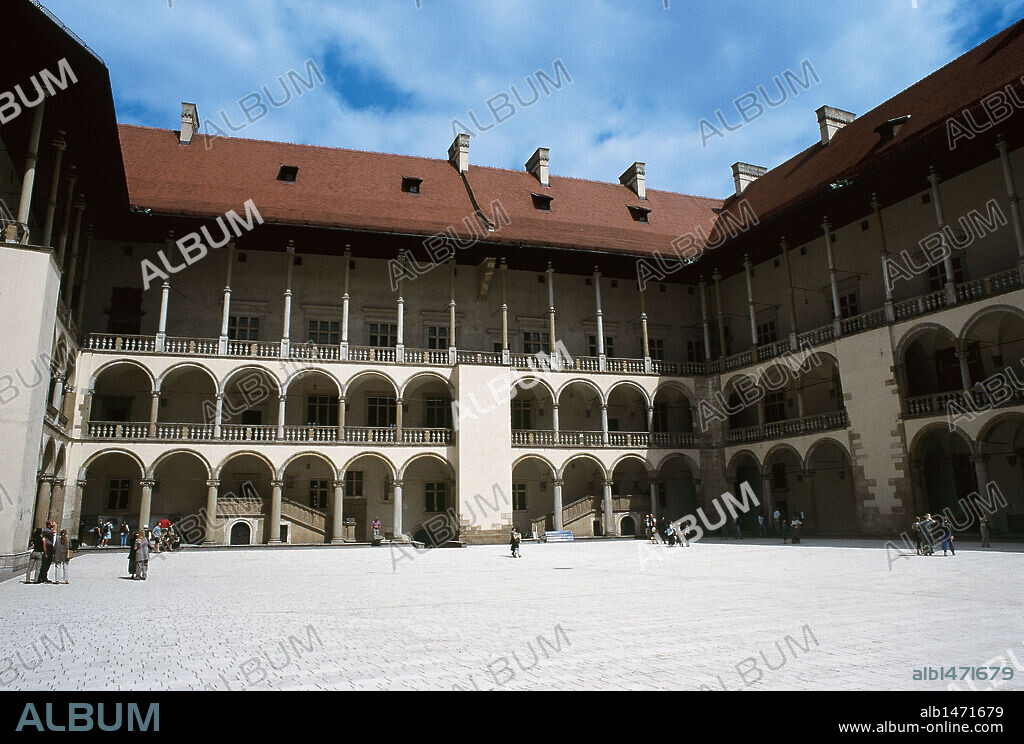 POLONIA. CRACOVIA. Vista del PATIO INTERIOR, construido en el año 1516 por F. DELLA LORA en estilo renacentista italiano, del CASTILLO DE WAWEL. La fortaleza fue erigida por orden de Casimiro III el Grande en el siglo XV y reconstruida entre 1502 y 1536 por Segismundo el Viejo tras su destrucción por un incendio en 1499.