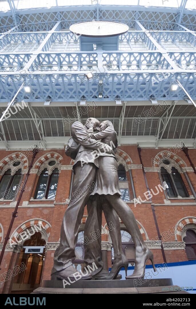 ?The Meeting Place?, a 30 foot high, 20 tonne bronze statue of a couple embracing by Paul Day, representing the traditional meeting place of under the clock at a railway station, St Pancras International Train Station, London, NW1, England.
