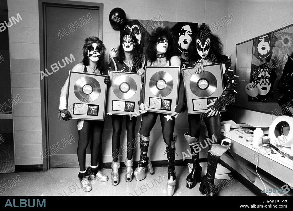 ACE FREHLEY, GENE SIMMONS, KISS, PAUL STANLEY y PETER CRISS en KISSTORY, 2021 (BIOGRAPHY: KISSTORY), dirigida por D. J. VIOLA. Copyright A&E Television Networks.