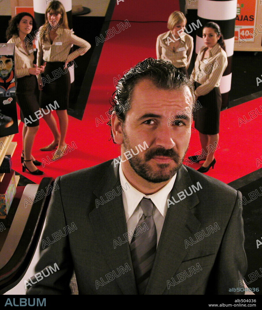 GUILLERMO TOLEDO en CRIMEN FERPECTO, 2004, dirigida por ALEX DE LA IGLESIA. Copyright PANICO FILMS.