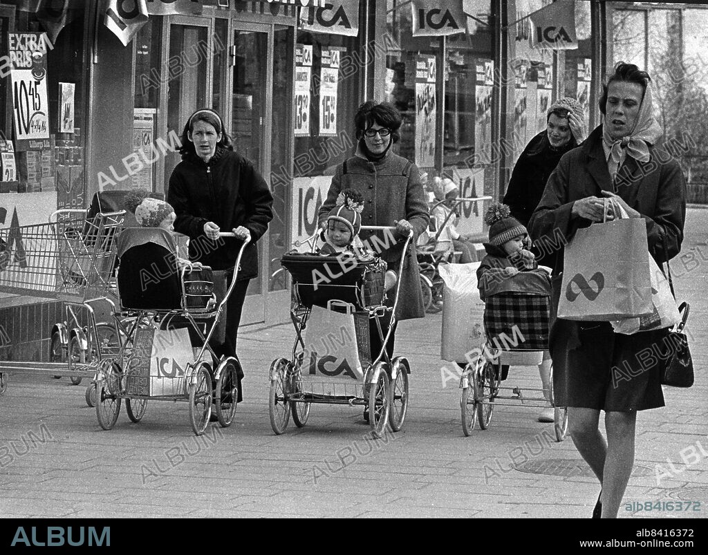 ARKIV 711025 - Tyresö var Sveriges barnrikaste kommun. Här fanns nästan inga gamla människor. Bara 600 av kommunens 27000 invånare var pensionärer. Bilden publicerad i boken Sjuttiotal av Jan Lundgren.. Foto: Lars Groth Kod: 19 . COPYRIGHT SCANPIX SWEDEN.