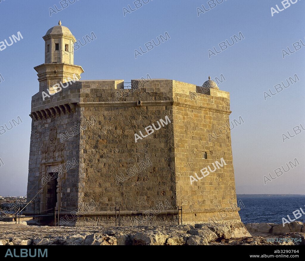 Castell de Sant Nicolau. Vista general de la torre renacentista octogonal del castillo, que sirvió como defensa del puerto. Fué construido a finales del siglo XVIII. Ciutadella. Menorca. Islas Baleares. España.