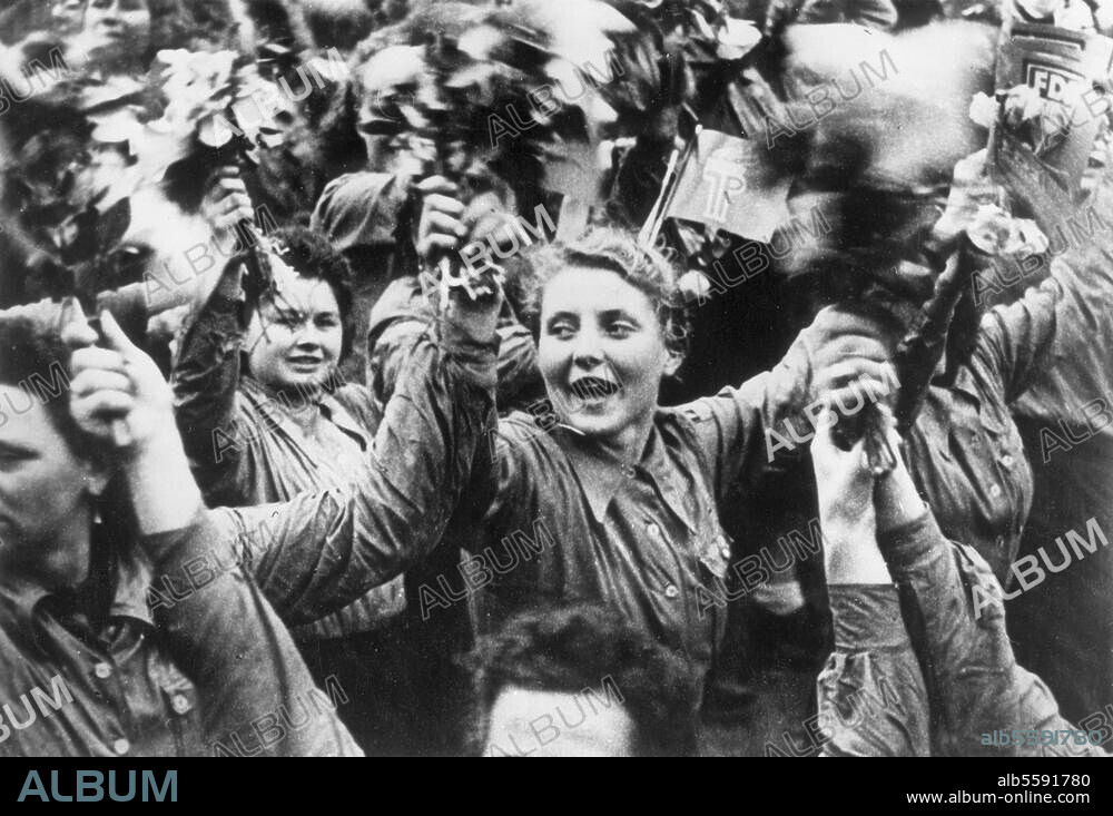 Ost-Berlin, 27.-30. Mai 1950:. I."Deutschlandtreffen" der kommunistischen Freien Deutschen Jugend (FDJ). Demonstration der FDJ'lerinnen. Foto (Herbert Blunck).
