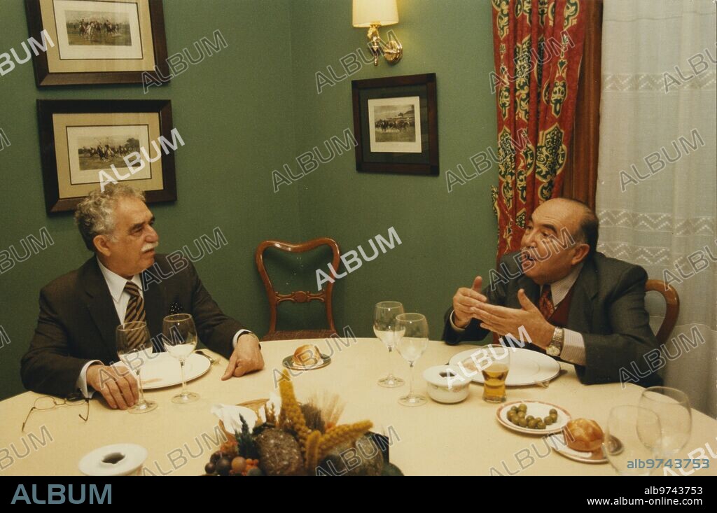 Madrid, 11/11/1997. Gabriel García Márquez visits the Royal Spanish Academy. In the image, with the director of the Docta Casa, Fernando Lázaro Carreter, during the lunch he offered him.