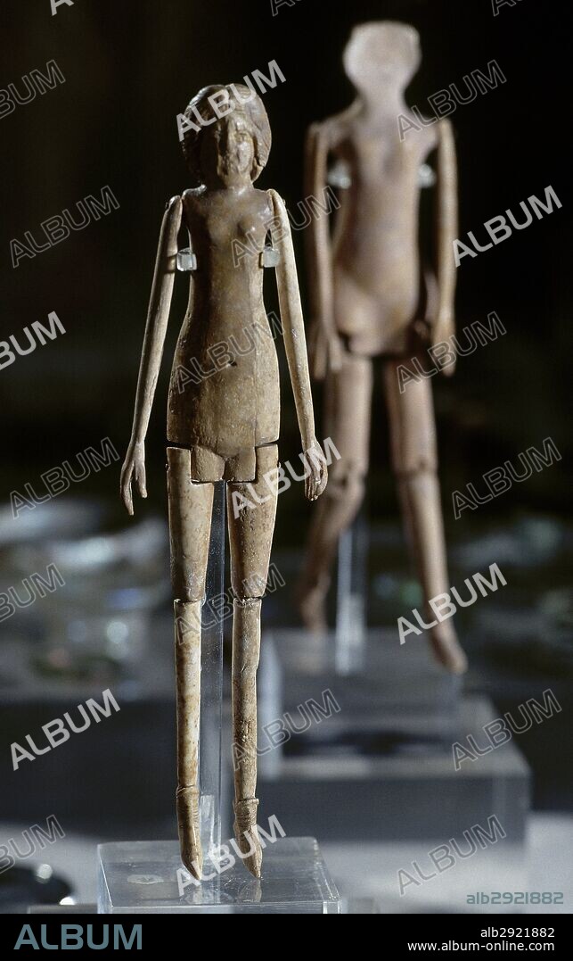 ARTE ROMANO. ESPAÑA. MUÑECA ARTICULADA DE MARFIL. Datada en el siglo III d. C. Procede de la necrópolis de Ontur. Museo Arqueológico Provincial de Albacete. Castilla-La Mancha.