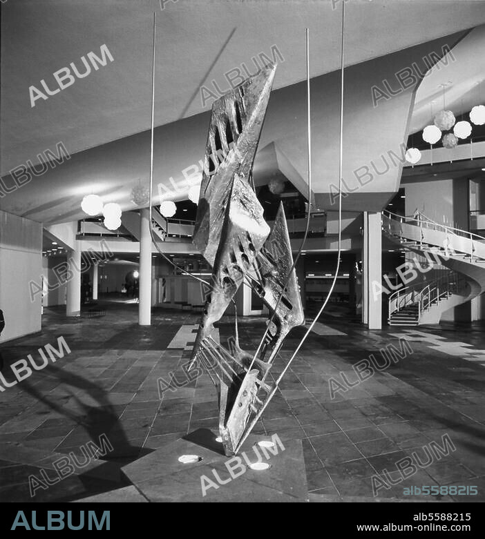 HANS SCHAROUN und BERNARD HEILIGER. Berlin-Tiergarten, Philharmonie, Kemperplatz. (1960-63 erbaut von Hans Scharoun). Innenansicht: Foyer mit der Skulptur "Dreiklang" von Bernhard Heiliger. Foto, 1963.
