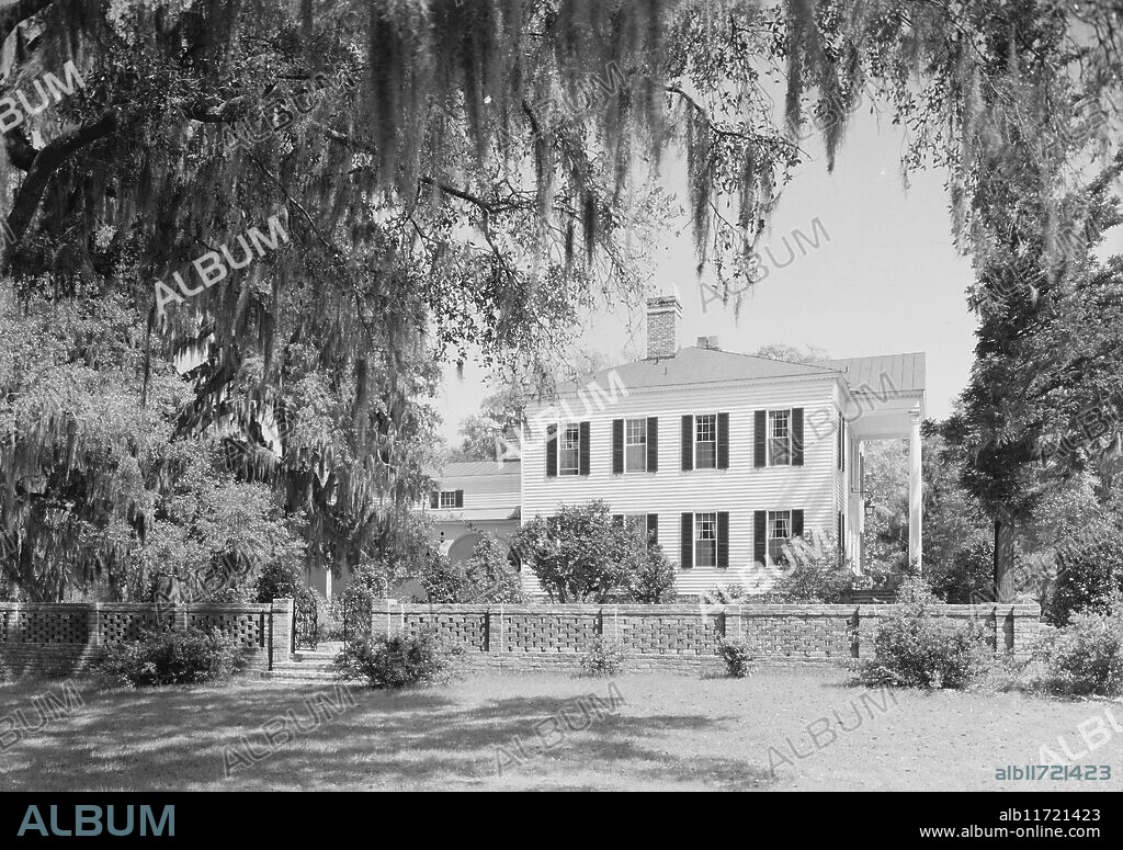 Radcliffe Cheston, Jr., Friendfield Plantation, residence in Georgetown, South Carolina, 1937.