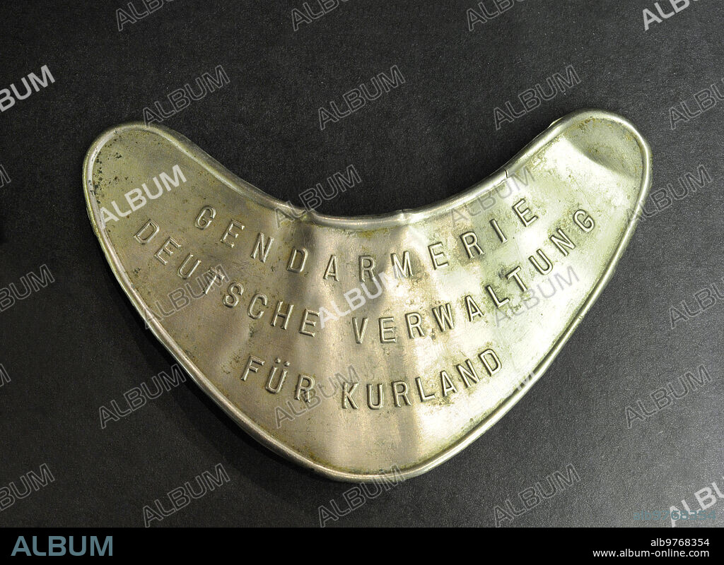 Primera Guerra Mundial (1914-1918). Letonia. Gola o gorguera de la gendarmería de campaña de la administración militar alemana en Kurzeme (Curlandia). Las principales misiones de la gendarmería era mantener el orden público, lograr el pago de impuestos y, si era necesario, desarmar a la población. Museo de la Guerra de Letonia. Riga.