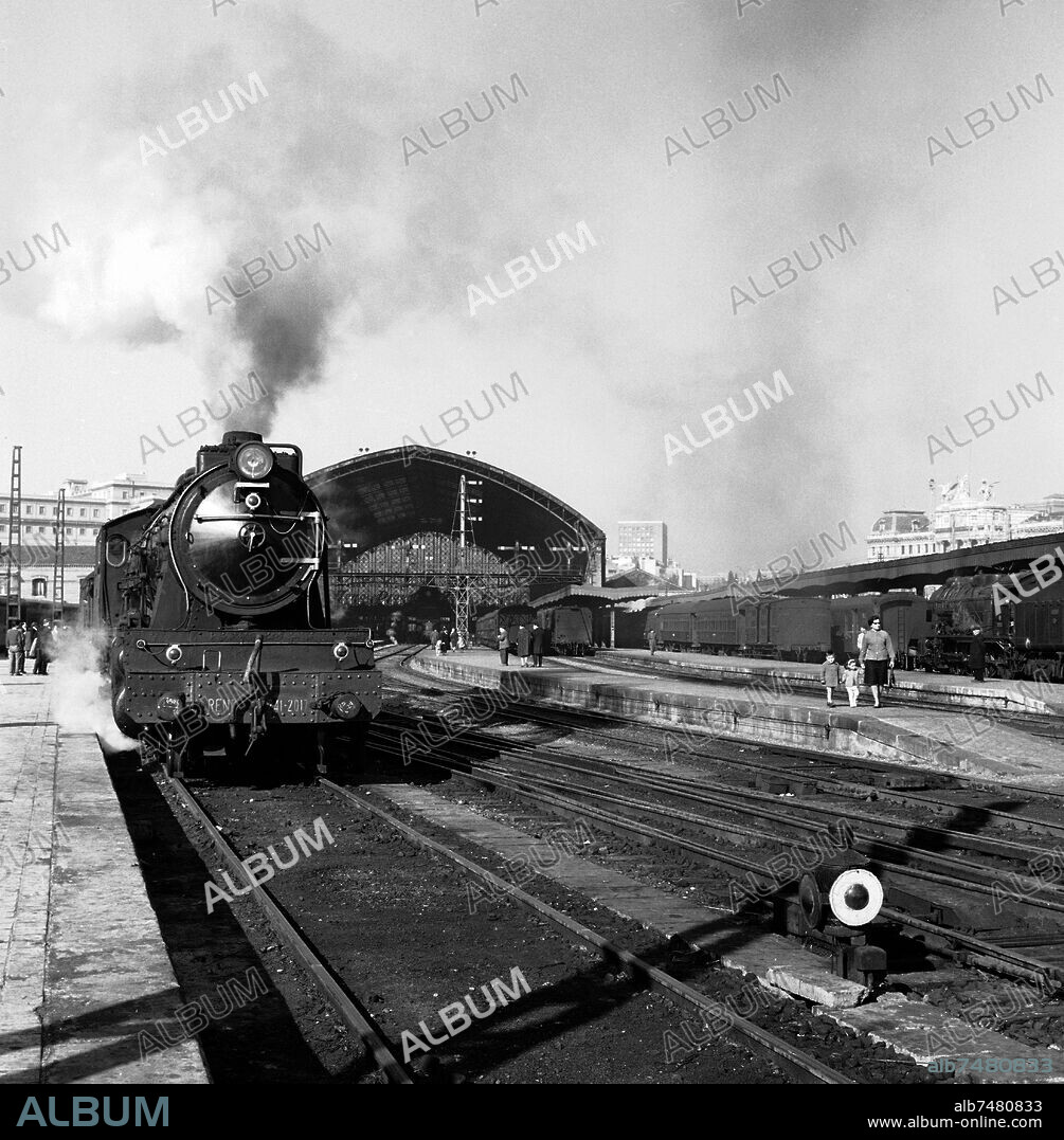 FOTOGRAFIA BLANCO/NEGRO - ESTACION DE ATOCHA EN EL AÑO 1960 -ARCHIVO B/N ORONOZ Nº9286 -.