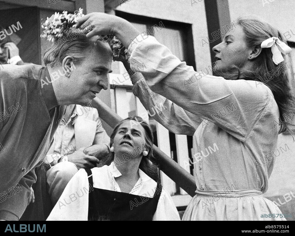 ARKIV 780714. Ingmar Bergman fyller 60 år och kröns med en blomsterkrans av Caroline von Rosen.. Foto: Jan Collsiöö Code: 1035. COPYRIGHT PRESSENS BILD.