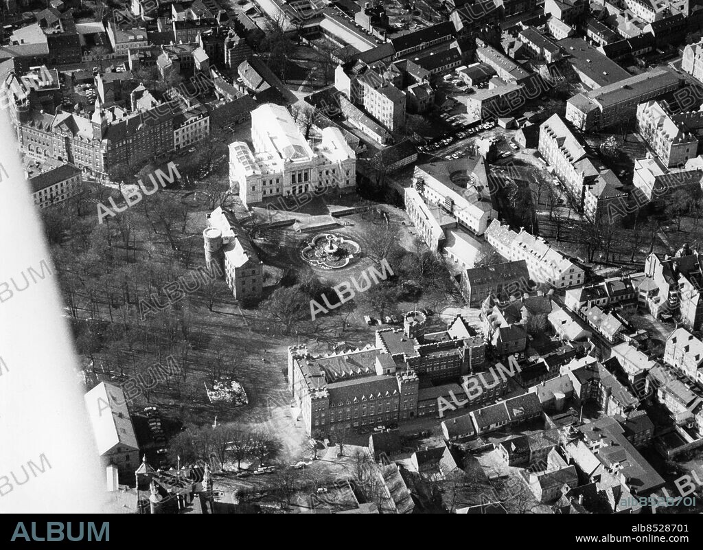 AF Akademiska Föreningen, Universitets huvudbyggnad och Lundagård i Lund. Utsiktsbild luftbild från Domkyrkan. Foto: Sydsvenskan / IBL Bildbyrå.