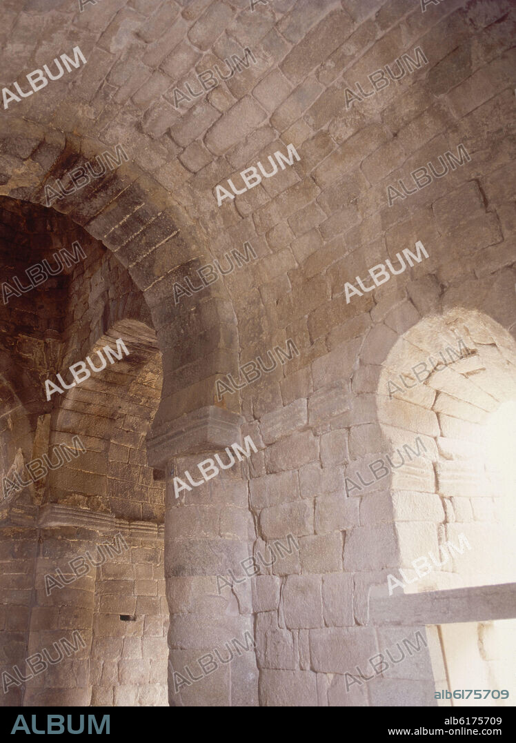 INTERIOR - BOVEDA DE CAÑON Y VENTANA ABOCINADA DE ARCO DE HERRADURA - SIGLOS VIII/IX.