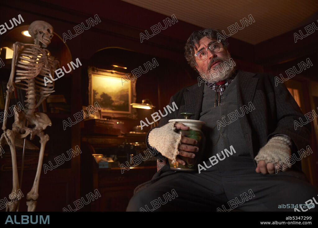 ALFRED MOLINA en EL HOMBRE AGUA, 2020 (THE WATER MAN), dirigida por DAVID OYELOWO. Copyright HARPO FILMS.