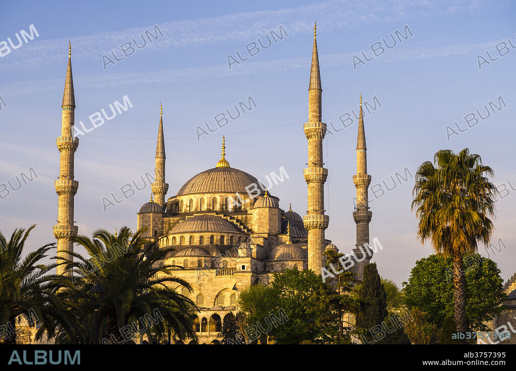 Blue Mosque (Sultan Ahmed Mosque) (Sultan Ahmet Camii), UNESCO World Heritage Site, just after sunrise, Istanbul, Turkey, Europe.