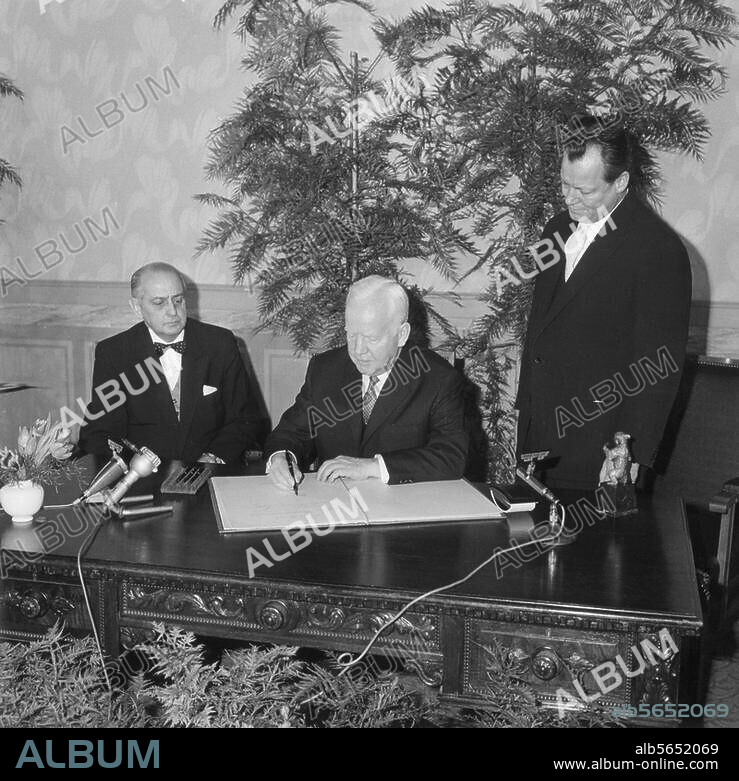 Berlin, 27.1.1960 / Visit of the Federal President. Heinrich Lübke signs the Golden Book of the city in Schoeneberg townhall, next to him the governing mayor of Berlin Willy Brandt.