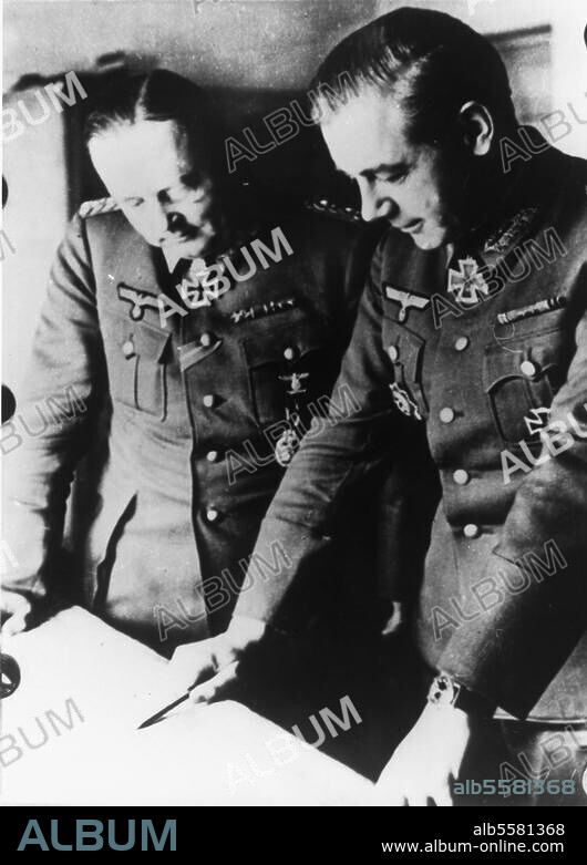 Wenck, Walther ; général de l'armée allemande (Wehrmacht) ; 1900-1982. Le chef d'état-major Wenck (à d.) et le général Hube s'entretiennent de la situation. Photo, 25.1.1944.
