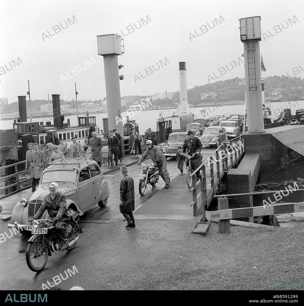 Göteborg 1957-06-09 - Färjan mellan Färjenäs och Klippan - här Klippans färjeläge *** Local Caption *** . KAMERAREPORTAGE.