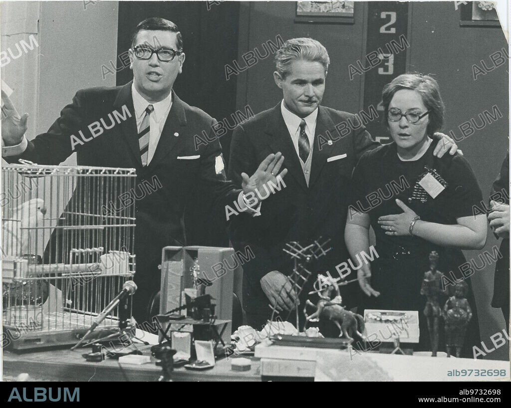 April 1970. Don Secundino Gallego Trigo, beadle of the University of Barcelona, "the beadle of the birds", in the center of the photograph, proclaims himself in a closed fight with María del Saliente, at his side (a specialist in Cervantes issues) , first winner of the "million", in the television contest "Las ten de Últimas", a program presented by José Luis Pécker.