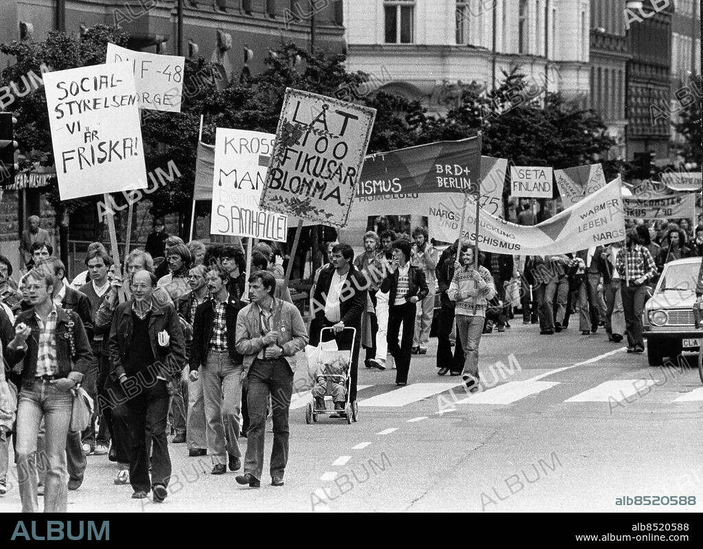 STOCKHOLM 1978-09-02. Låt 100 fikusar blomma! Under den parollen bl a demonstrerade på lördagsmiddagen ca 600 homosexuella i Stockholm.. Våga visa vem du är; var en annan vanlig paroll. Krossa mansdominansen i samhället, krävde också det övervägande manliga demonstrationståget som gick från Kungsträdgården till Vasa gymnasium.. En av huvudtalama vid det avslutande mötet var riksdagsledamoten Jörn Svensson (vpk) som bl a manade till kamp för ökad självrespekt. Foto: Weine Lexius / Expressen / TT / kod 32. ** OUT Aftonbladet **.