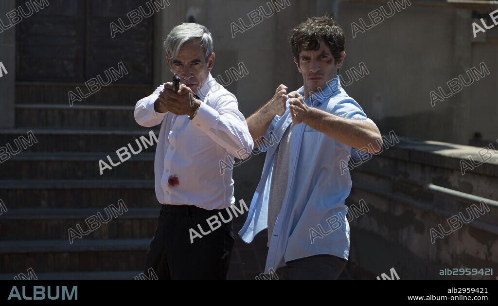 IMANOL ARIAS und QUIM GUTIERREZ in ANACLETO: AGENTE SECRETO, 2014, unter der Regie von JAVIER RUIZ CALDERA. Copyright ZETA AUDIOVISUAL.
