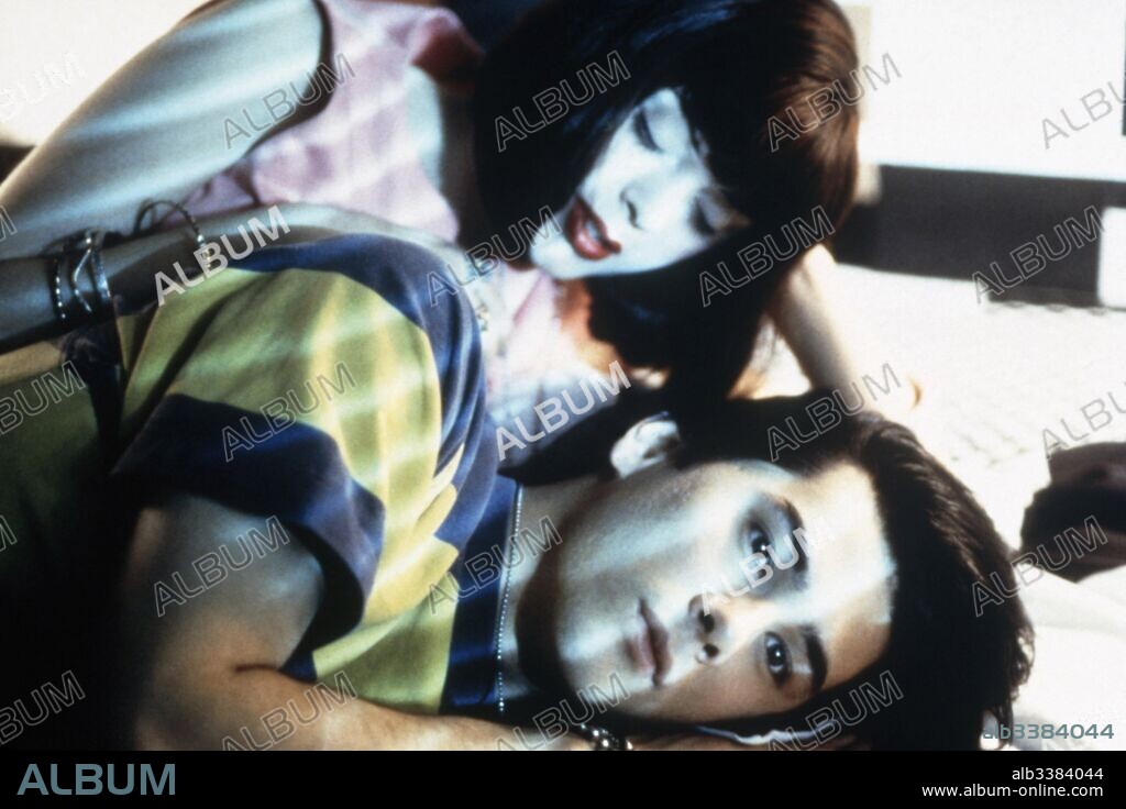 JAMES DUVAL et ROSE McGOWAN dans THE DOOM GENERATION, 1995, réalisé par GREGG ARAKI. Copyright BLURCO.