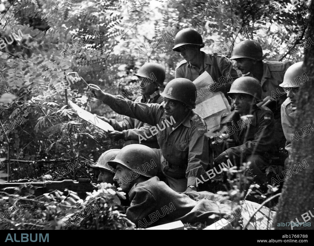 The Brazilian general Da Costa in an inspection at the front. The Brazilian general Euclides Zenobio Da Costa, Commander of the Expeditionary Force, inspecting the front with a group of soldiers and officers. Tuscany, 19 September 1944.