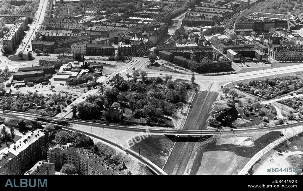 Flygbild från Lund i riktning Värnhem i Malmö.. Motovägen Malmö - Lund mynnar ut i Hornsgatan. Nere tv och in i bilden mitt Lundavägen och uppe tv Nobelvägen. 1962. (c) Sydsvenskan / IBL Bildbyrå.