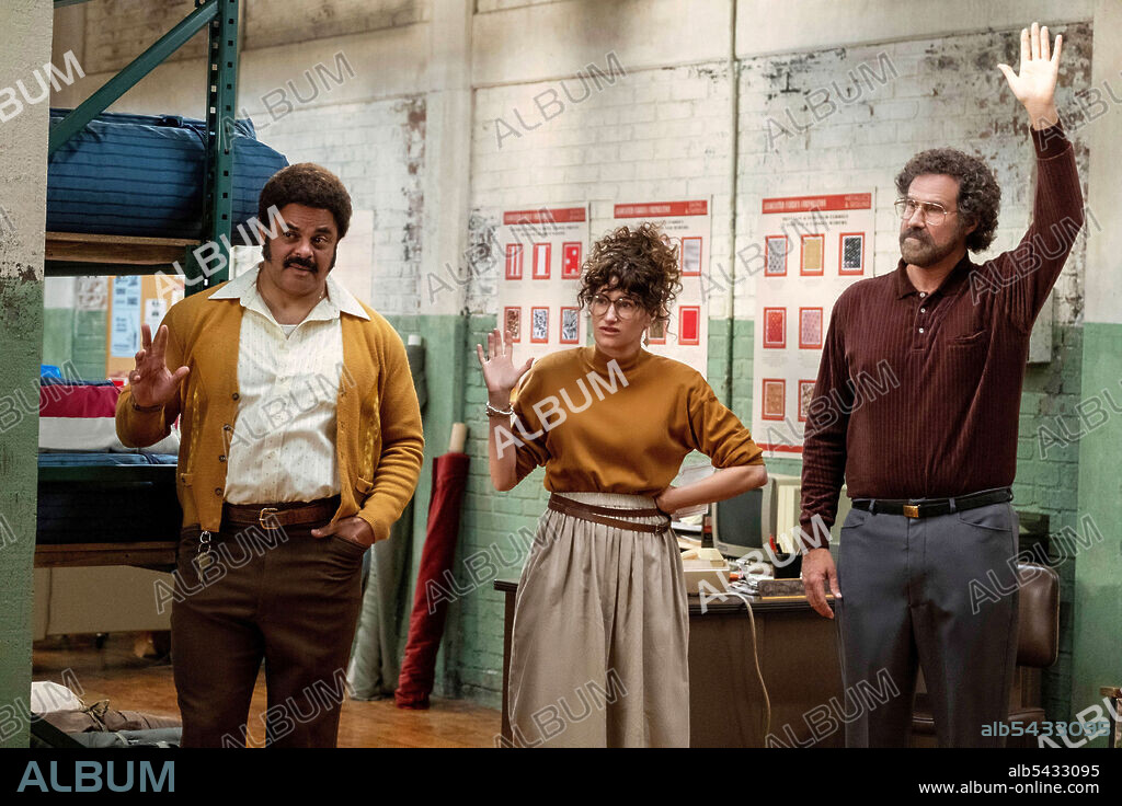CORNELL WOMACK, KATHRYN HAHN and WILL FERRELL in THE SHRINK NEXT DOOR, 2021, directed by JESSE PERETZ and MICHAEL SHOWALTER. Copyright Bloomberg Media.