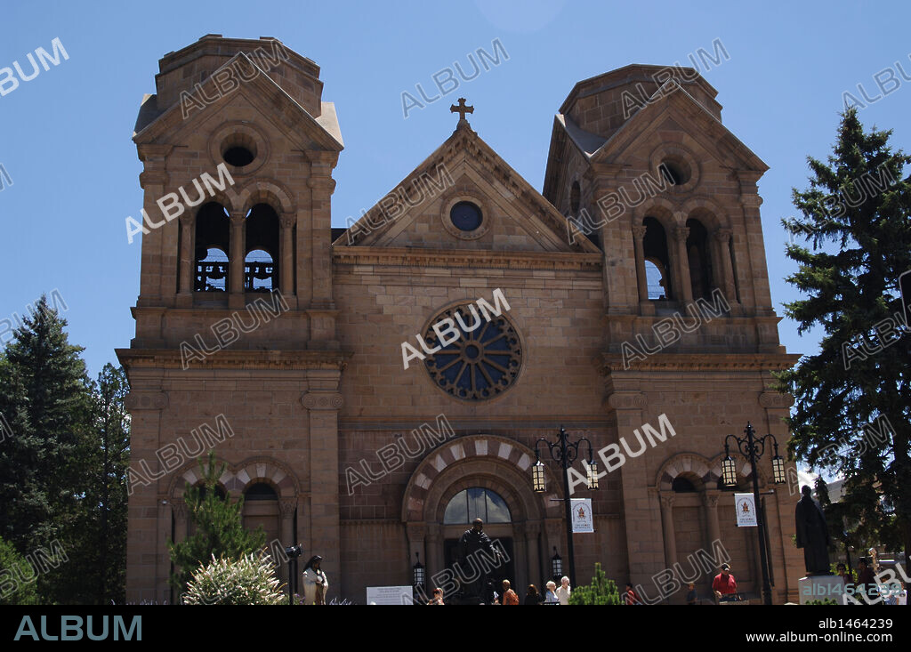 ESTADOS UNIDOS. SANTA FE. Vista parcial de la CATEDRAL DE SAN FRANCISCO DE ASIS (siglo XIX). Estado de Nuevo México.
