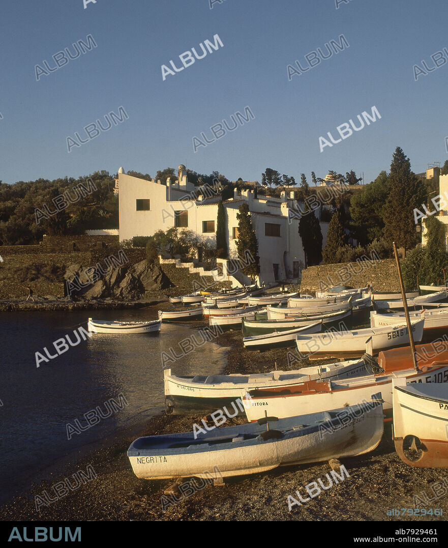 BARCAS EN LA PLAYA Y CASA DALI.