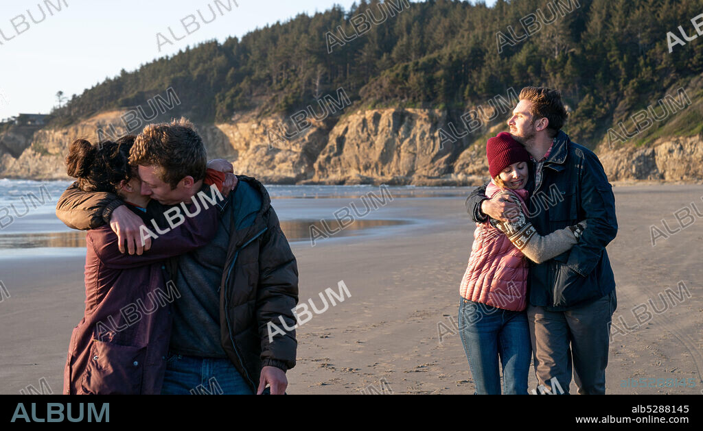 ALISON BRIE, DAN STEVENS, JEREMY ALLEN WHITE and SHEILA VAND in THE RENTAL, 2020, directed by DAVE FRANCO. Copyright BLACK BEAR PICTURES.