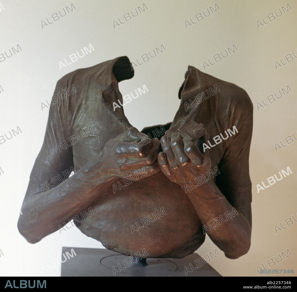 JULIO LÓPEZ HERNÁNDEZ. HERNANDEZ , JULIO LOPEZ. ESCULTOR ESPAÑOL . MADRID 1930 - 2018. " EL FUMADOR " , BRONCE. ATENCION: AUTOR CONTEMPORANEO SUJETO A COPYRIGHT ©. EL CLIENTE FINAL ES RESPONSABLE DE LA GESTION DE LOS DERECHOS DE AUTOR CON LAS SOCIEDADES EXISTENTES DE GESTION DE DERECHOS O DIRECTAMENTE CON LOS ORGANISMOS TITULARES DE LOS MISMOS.